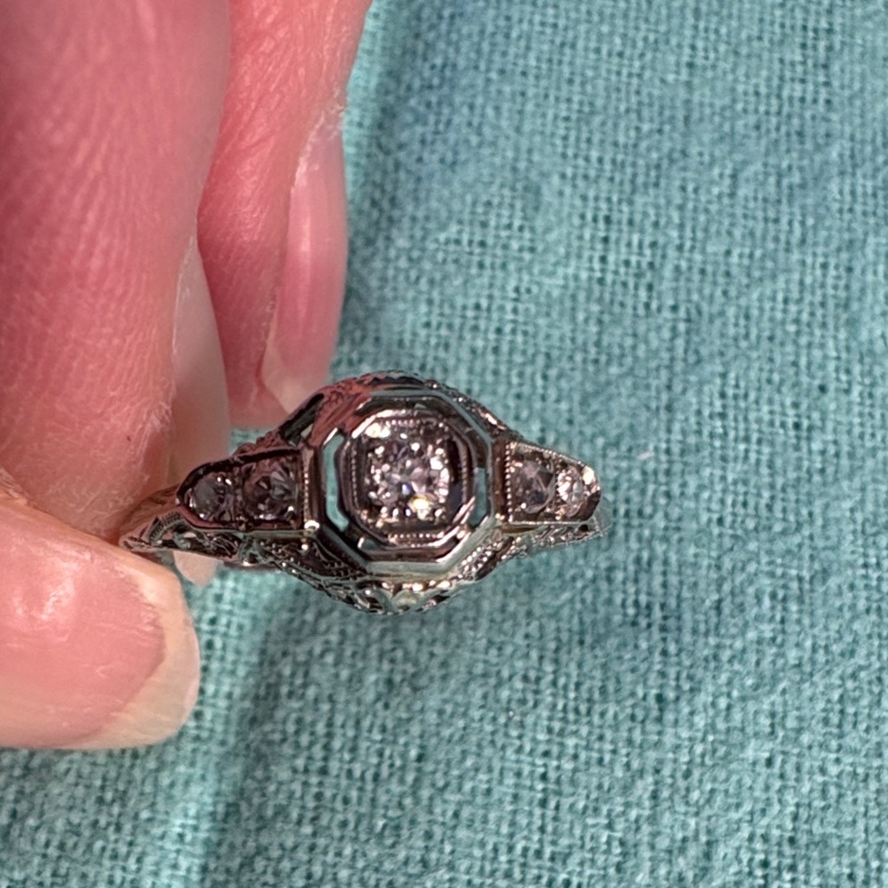 Antique Deco Diamond Ring in 18K White Gold